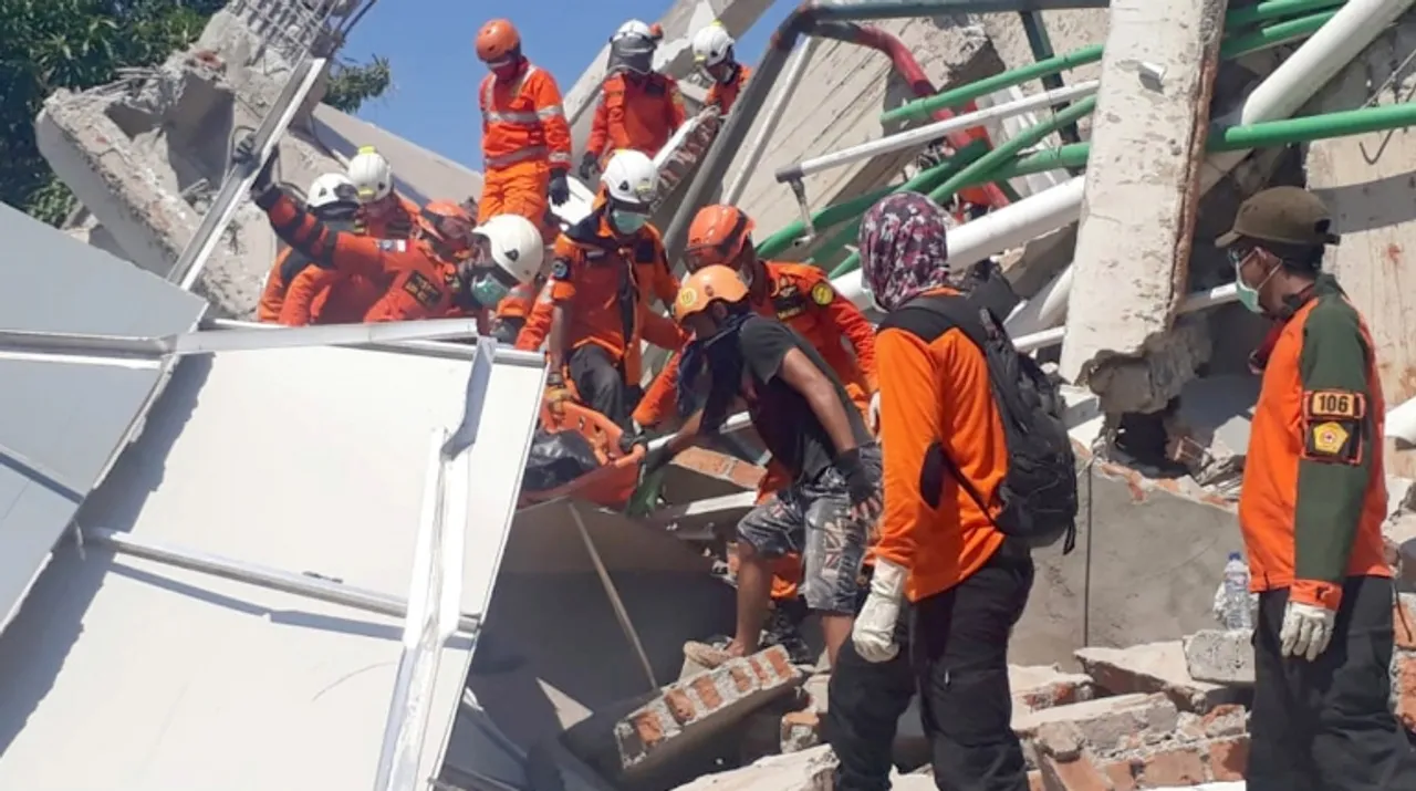  A search and rescue team evacuates a victim from the ruins of the Roa-Roa Hotel in Palu, Central Sulawesi, Indonesia. Photograph:(Reuters) 